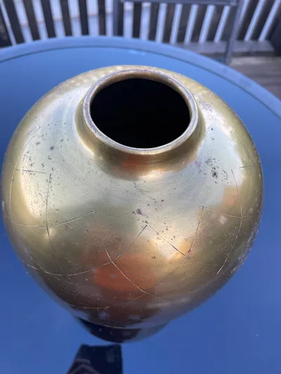 Vase i metall i gull
